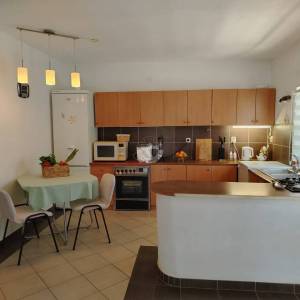 OTOK ČIOVO, OKRUG GORNJI- KUĆA S APARTMANIMA, 80 m OD MORA I 8 KM OD ZRAČNE LUKE