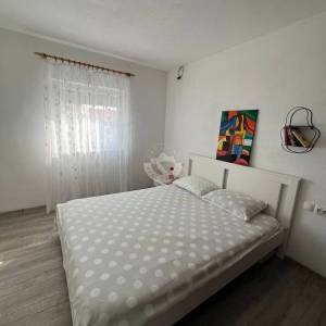 OTOK ČIOVO, OKRUG GORNJI- KUĆA S APARTMANIMA, 80 m OD MORA I 8 KM OD ZRAČNE LUKE