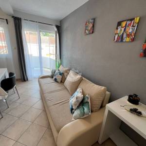 OTOK ČIOVO, OKRUG GORNJI- KUĆA S APARTMANIMA, 80 m OD MORA I 8 KM OD ZRAČNE LUKE