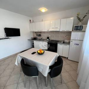 OTOK ČIOVO, OKRUG GORNJI- KUĆA S APARTMANIMA, 80 m OD MORA I 8 KM OD ZRAČNE LUKE