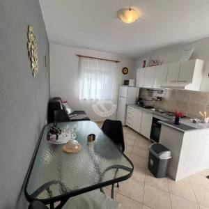 OTOK ČIOVO, OKRUG GORNJI- KUĆA S APARTMANIMA, 80 m OD MORA I 8 KM OD ZRAČNE LUKE