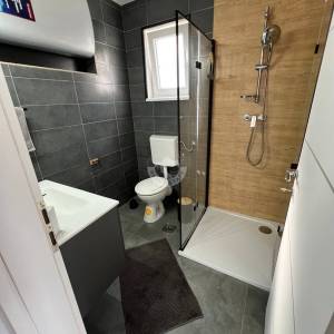 OTOK ČIOVO, OKRUG GORNJI- KUĆA S APARTMANIMA, 80 m OD MORA I 8 KM OD ZRAČNE LUKE