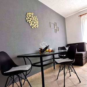 OTOK ČIOVO, OKRUG GORNJI- KUĆA S APARTMANIMA, 80 m OD MORA I 8 KM OD ZRAČNE LUKE