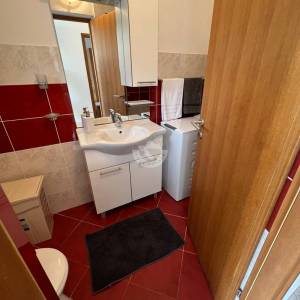 OTOK ČIOVO, OKRUG GORNJI- KUĆA S APARTMANIMA, 80 m OD MORA I 8 KM OD ZRAČNE LUKE