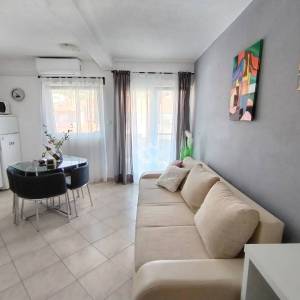 OTOK ČIOVO, OKRUG GORNJI- KUĆA S APARTMANIMA, 80 m OD MORA I 8 KM OD ZRAČNE LUKE