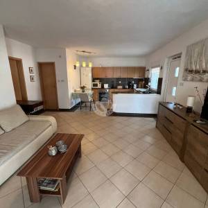 OTOK ČIOVO, OKRUG GORNJI- KUĆA S APARTMANIMA, 80 m OD MORA I 8 KM OD ZRAČNE LUKE