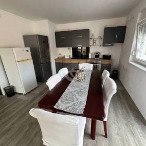 OTOK ČIOVO, OKRUG GORNJI- KUĆA S APARTMANIMA, 80 m OD MORA I 8 KM OD ZRAČNE LUKE