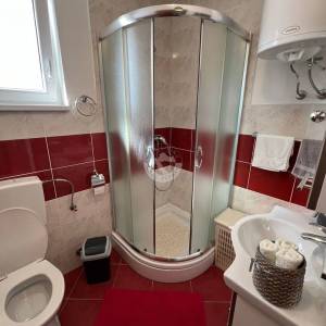 OTOK ČIOVO, OKRUG GORNJI- KUĆA S APARTMANIMA, 80 m OD MORA I 8 KM OD ZRAČNE LUKE