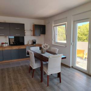 OTOK ČIOVO, OKRUG GORNJI- KUĆA S APARTMANIMA, 80 m OD MORA I 8 KM OD ZRAČNE LUKE