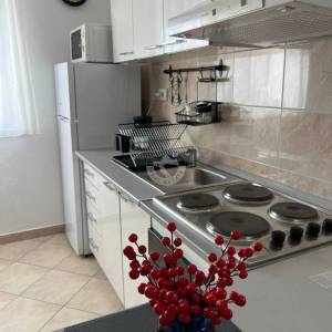 OTOK ČIOVO, OKRUG GORNJI- KUĆA S APARTMANIMA, 80 m OD MORA I 8 KM OD ZRAČNE LUKE