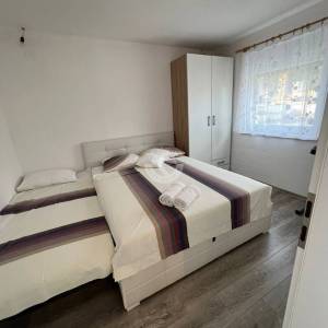 OTOK ČIOVO, OKRUG GORNJI- KUĆA S APARTMANIMA, 80 m OD MORA I 8 KM OD ZRAČNE LUKE