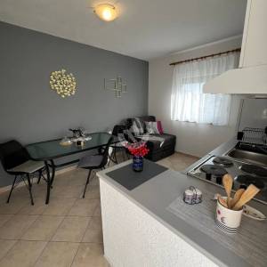 OTOK ČIOVO, OKRUG GORNJI- KUĆA S APARTMANIMA, 80 m OD MORA I 8 KM OD ZRAČNE LUKE