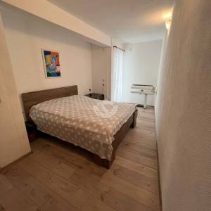 OTOK ČIOVO, OKRUG GORNJI- KUĆA S APARTMANIMA, 80 m OD MORA I 8 KM OD ZRAČNE LUKE