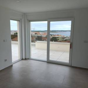 OTOK PAG, POVLJANA - Apartman s krovnom terasom i panoramskim pogledom