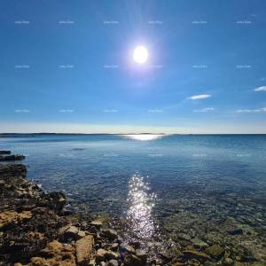 PEROJ, na samoj obali. Parcela prvi red do mora!