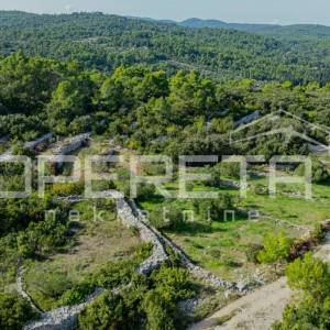 Poljoprivredno zemljište od 3050 m2 s maslinama i suhozidima