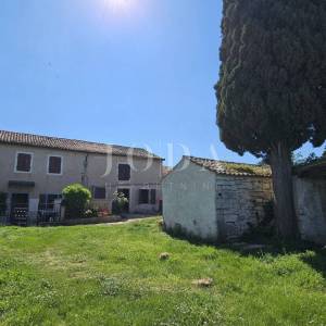 POPUST Dvojna kuća na zemljištu od 5.000m2,ROVINJ okolica