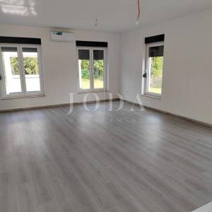 POPUST!!Lijepa moderna prizemnica s bazenom,Kršan