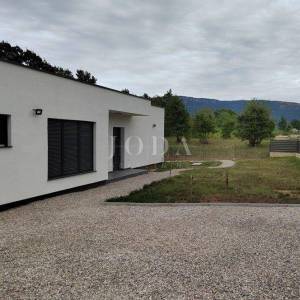 POPUST!!Lijepa moderna prizemnica s bazenom,Kršan