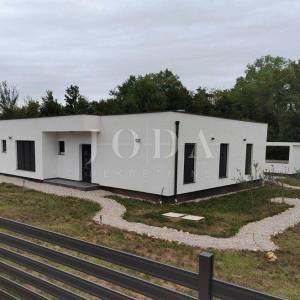 POPUST!!Lijepa moderna prizemnica s bazenom,Kršan