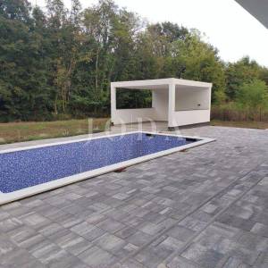 POPUST!!Lijepa moderna prizemnica s bazenom,Kršan