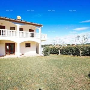 POREČ – Kuća s tri stambene jedinice i velikim zajedničkim vrtom