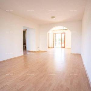 POREČ – Kuća s tri stambene jedinice i velikim zajedničkim vrtom