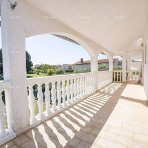 POREČ – Kuća s tri stambene jedinice i velikim zajedničkim vrtom