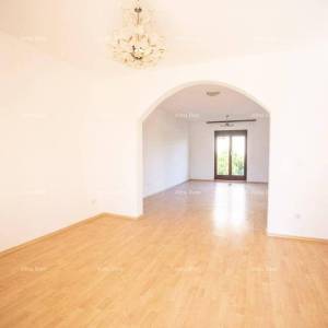 POREČ – Kuća s tri stambene jedinice i velikim zajedničkim vrtom