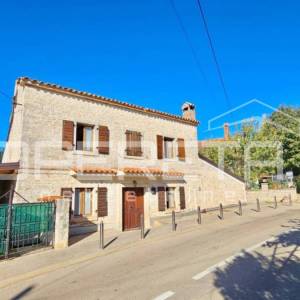 Poreč okolica - Samostojeća kamena kuća s velikim vrtom blizu mora