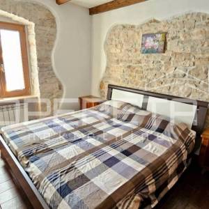 Poreč okolica - Samostojeća kamena kuća s velikim vrtom blizu mora