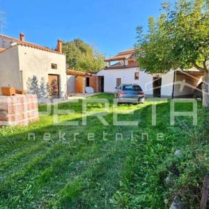 Poreč okolica - Samostojeća kamena kuća s velikim vrtom blizu mora