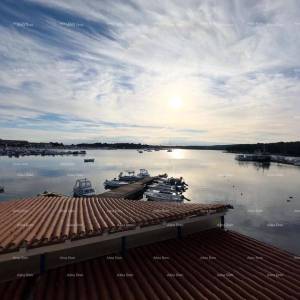 Poslovno-stambena zgrada pored mora, Medulin!