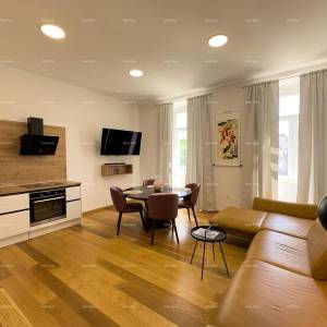 Predivan, renovirani stan u strogom centru, na gradskoj tržnici, Pula!