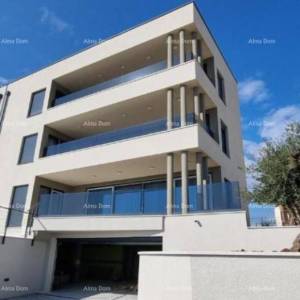 Predivan stan u Medulinu sa garažom. Blizina mora i plaže cca 500 metara.