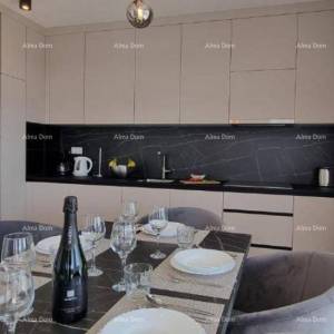 Predivan stan u Medulinu sa garažom. Blizina mora i plaže cca 500 metara.