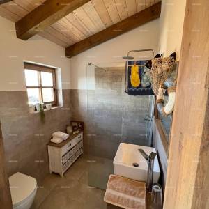 Prekrasna rustikalna kuća s bazenom i manjim dodatnim objektom-pool house, Svetvinčenat!