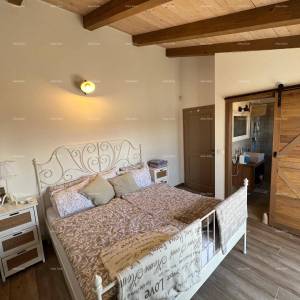 Prekrasna rustikalna kuća s bazenom i manjim dodatnim objektom-pool house, Svetvinčenat!