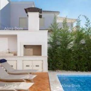 Prekrasna vila s bazenom u Vabrigi.