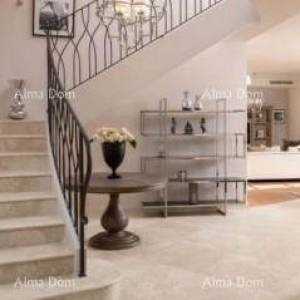 Prekrasna vila s bazenom u Vabrigi.