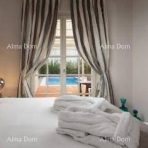 Prekrasna vila s bazenom u Vabrigi.