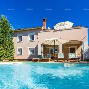 Prekrasno obnovljena istarska kuća s privatnim bazenom   Svetvinčenat