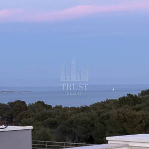 Premantura – luksuzni stan s krovnom terasom i panoramskim pogledom na more, 400 m od plaže