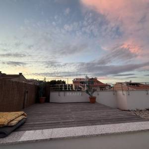 Premantura – luksuzni stan s krovnom terasom i panoramskim pogledom na more, 400 m od plaže