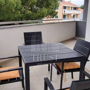 Premantura – luksuzni stan s krovnom terasom i panoramskim pogledom na more, 400 m od plaže