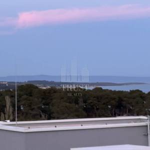 Premantura – luksuzni stan s krovnom terasom i panoramskim pogledom na more, 400 m od plaže