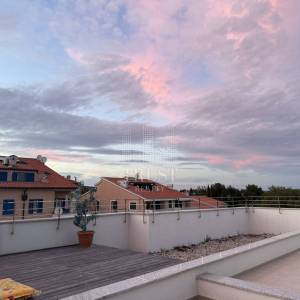 Premantura – luksuzni stan s krovnom terasom i panoramskim pogledom na more, 400 m od plaže