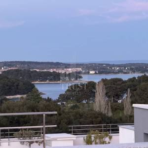 Premantura – luksuzni stan s krovnom terasom i panoramskim pogledom na more, 400 m od plaže