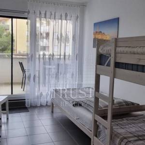 Premantura – luksuzni stan s krovnom terasom i panoramskim pogledom na more, 400 m od plaže