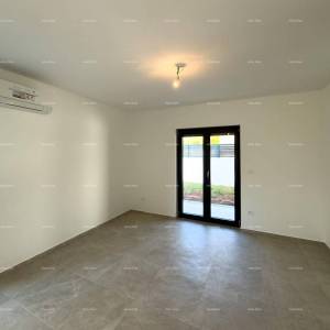 Prizemlje sa velikim vrtom!